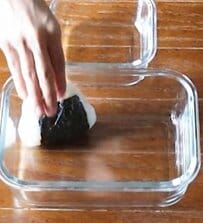 妻が休日出勤の夫に作る【エール弁当】　おにぎりとおかずを詰めたお弁当にデザートも付いて愛情たっぷり