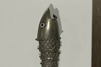 祖母の遺品から出てきた「謎の魚グッズ」に目を疑う　刻印されていた「ブランド名」に思わず仰天