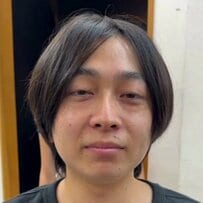 「仲のいいお兄ちゃんをかっこよくして」と妹さんが依頼した男性が、カットとパーマでおしゃれなスタイルにスタイルチェンジ
