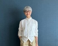 【70代マダム】が着こなす「白シャツ×チノパン」シンプルおしゃれなコーデに絶賛の声！