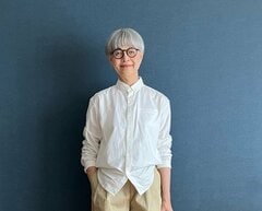 【70代マダム】が着こなす「白シャツ×チノパン」シンプルおしゃれなコーデに絶賛の声！