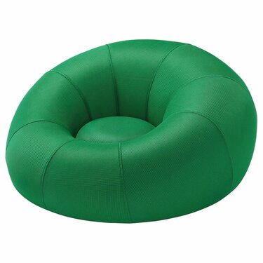 まるで「浮き輪」みたいでキュート！IKEA〈空気でふくらむ1人用ソファ