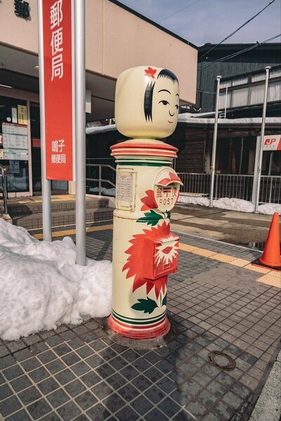 堂々とそびえ立つこけしポスト