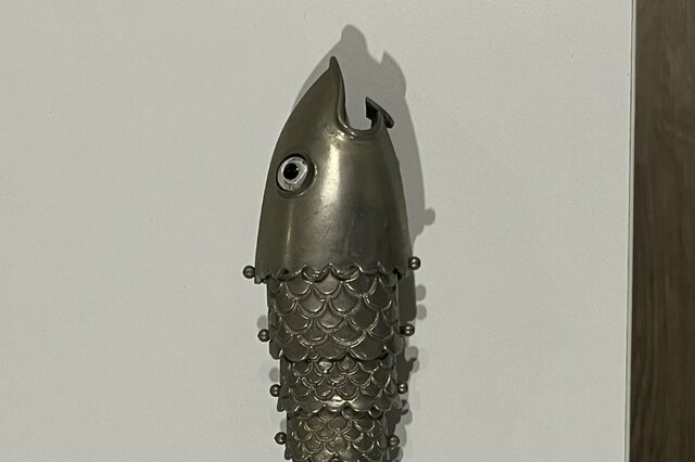 祖母の遺品から出てきた「謎の魚グッズ」に目を疑う　刻印されていた「ブランド名」に思わず仰天