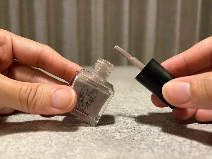 ネイルポリッシュの容器は小さめですが、筆部分は程よい長さになっています