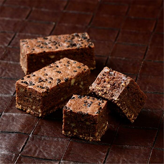 「ブラウニー」砕いたクッキー入りのチョコレートを合わせた、くるみ入りの濃厚なチョコレートケーキです。