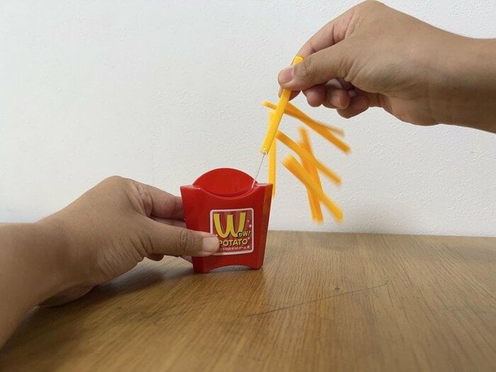 しっかりと手で本体を押さえるよう注意