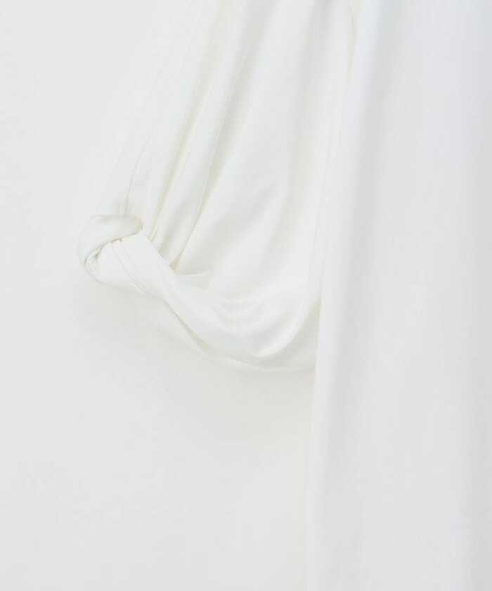 ねじったボリューム袖がポイント