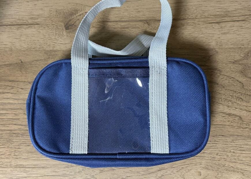 筆者撮影（ダイソー、取手付ペンケース（グレー、ネイビー））