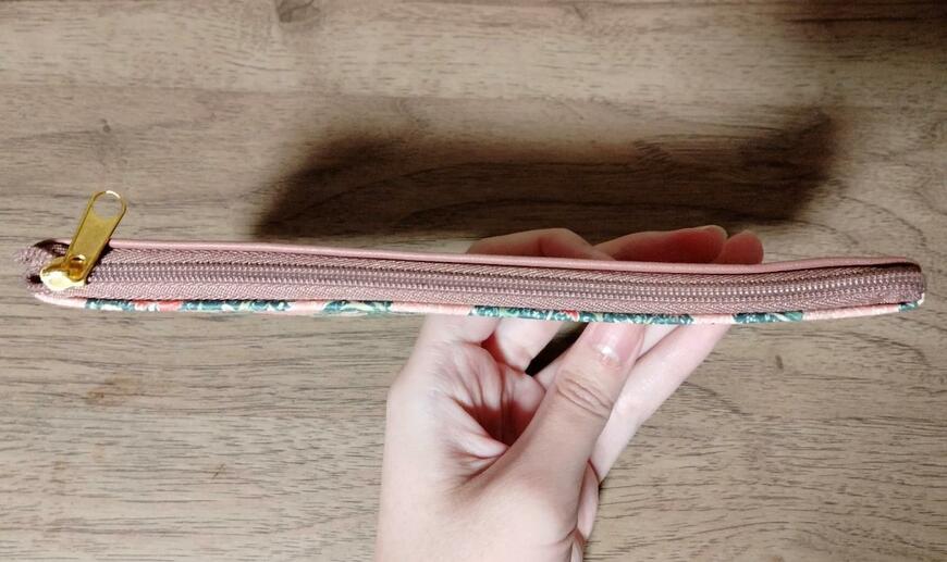 筆者撮影（セリア、ペンケース ウィリアム・モリス デザイン）