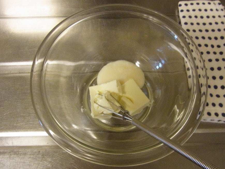 耐熱容器に入れたクリームチーズを、電子レンジで様子を見ながら10秒ほど加熱する