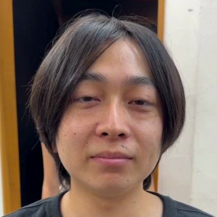「仲のいいお兄ちゃんをかっこよくして」と妹さんが依頼した男性が、カットとパーマでおしゃれなスタイルにスタイルチェンジ