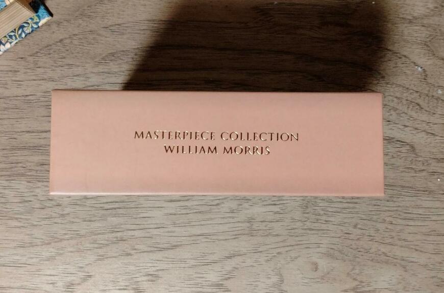 筆者撮影（セリア、ブック型ボックス S ウィリアム・モリス）