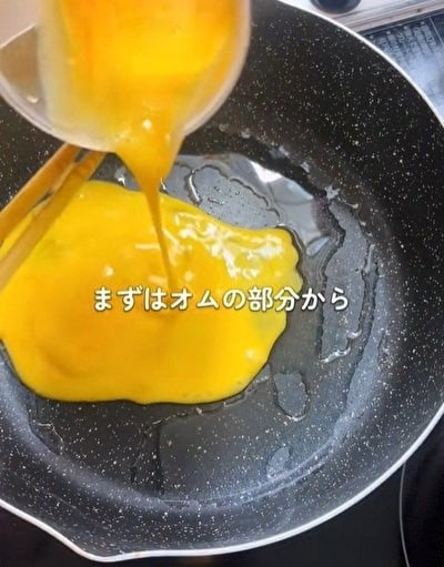 お弁当箱にどーんと詰めて食べ応え満点！同棲カップルの彼女が作る【オムライス弁当】が話題