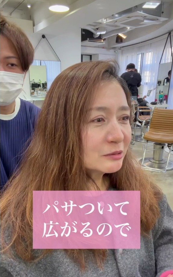 「顔を小さく見せたいです」と話した女性が、カットで前髪を使ったひし形のセミロングにスタイルチェンジ