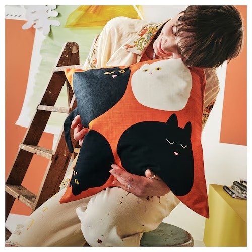 出所：IKEA公式サイト　MÄVINN メーヴィン　クッションカバー　ネコ模様 オレンジ