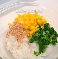 夫に作る「菜の花のおにぎり弁当」が話題！春らしい雰囲気＆ボリューム満点で美味しそう