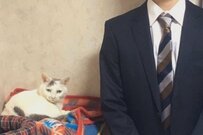 成人式の記念撮影で急に起こされた猫　状況が分かっていない「寝起き顔」に笑ってしまう