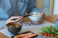 65歳以上の「貯蓄額平均」は老後に十分な水準？年金額や生活費から考察