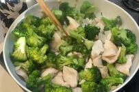 ヘルシーな【平日5日分弁当】がおいしそう…　ブロッコリーと鶏胸肉と炒めた〈冷凍弁当〉が最高