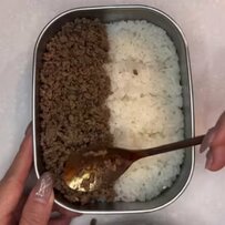 【思わずうっとり】詰め方も彩りも美しい…ご飯をマスで区切った「ビビンバ弁当」色とりどりのおかずと〈目玉焼き〉が魅力的！