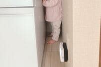 冷蔵庫と壁の「隙間」に自ら入った1歳児　その後の行動に思わず笑ってしまう