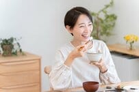 【みんなの家計管理】「生活が苦しい」世帯は約半数、児童のいる世帯や高齢者世帯でどう変わる？年収別の金融資産保有額「みんなの平均はいくら？」単身・二人以上世帯でみる