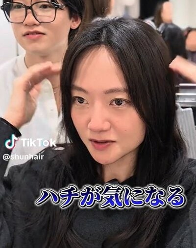 頭のハチや癖毛を気にしている様子