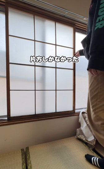 変身前の片方しかないボロボロ窓