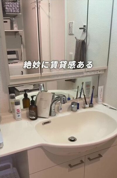 賃貸感のある白い洗面台