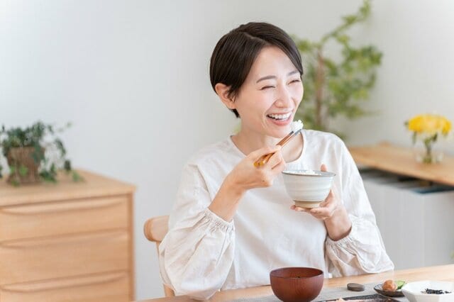 【みんなの家計管理】「生活が苦しい」世帯は約半数、児童のいる世帯や高齢者世帯でどう変わる？年収別の金融資産保有額「みんなの平均はいくら？」単身・二人以上世帯でみる