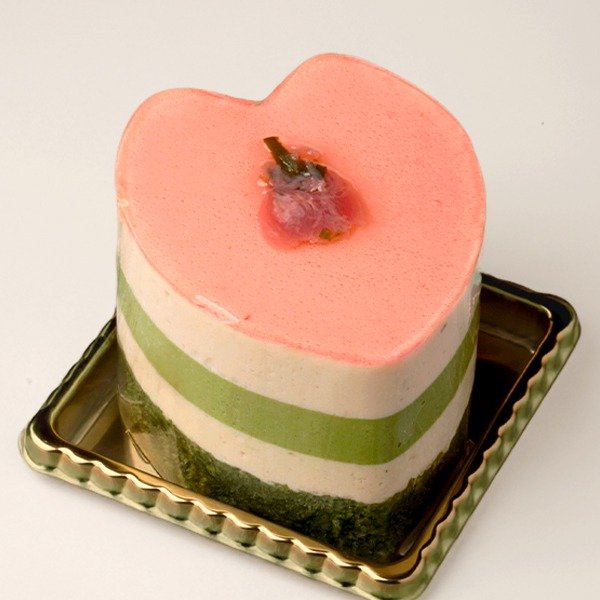 桜ティーと桜の花のシロップ漬けを使用したムースが主役の一品