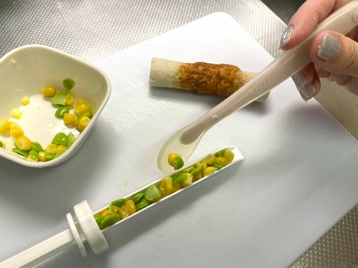 えだまめとコーンの組み合わせを詰めたちくわデコレーター