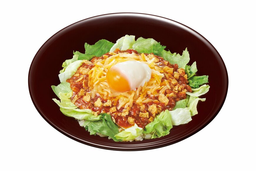 出所：株式会社ゼンショーホールディングス「【すき家】今年はトルティーヤチップスで“ザクザク”食感をプラス♪すき家の夏季限定メニュー「タコライス」をご堪能あれ！」