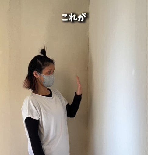 「めっちゃおしゃれ！」建売住宅の〈白い壁〉を40代ママが…クールでスタイリッシュな〈コンクリ柄〉にセルフリフォーム！