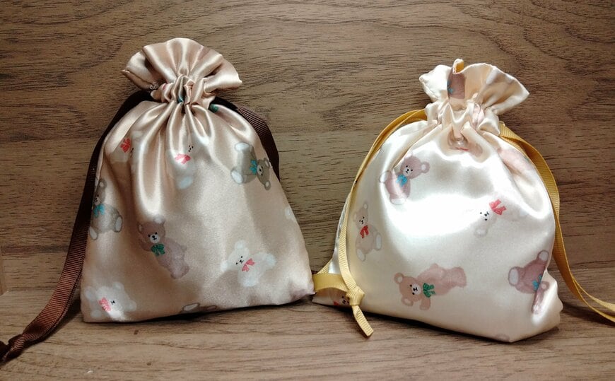 筆者撮影（セリア、巾着 サテン フラッフィーテディ）