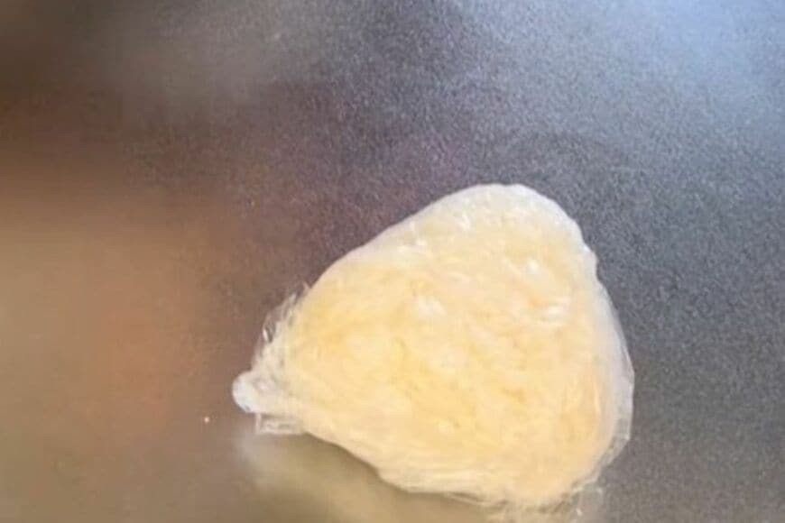 【寝坊した日に作るお弁当】味付きご飯で美味しさアップ　チーズと梅干しが入った「おにぎり弁当」がたまらない…