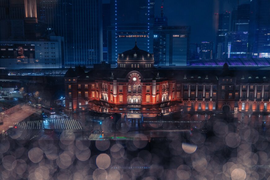 雨の日に撮影した東京駅の駅舎風景　思わず二度見する「幻想的なリフレクション写真」が話題