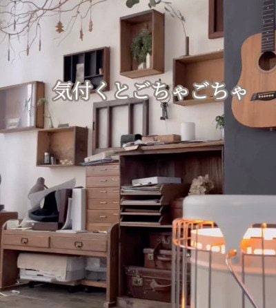 「すごく素敵になりましたね！」ごちゃつきがちなリビングに→〈足場板〉を使ってシンプルでおしゃれな〈棚〉をDIY