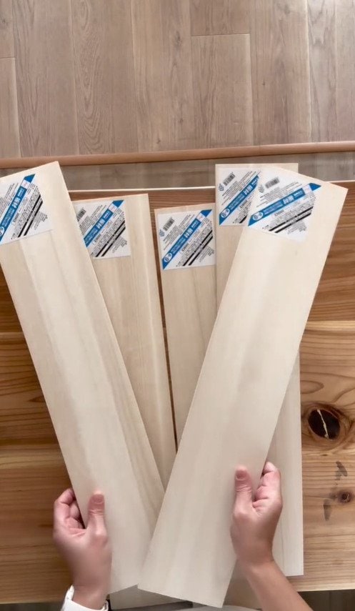 【100均DIY】フィギュア好きのご主人も大喜び…！買い間違えたダイソーの板材→簡単ディスプレイラックに大変身