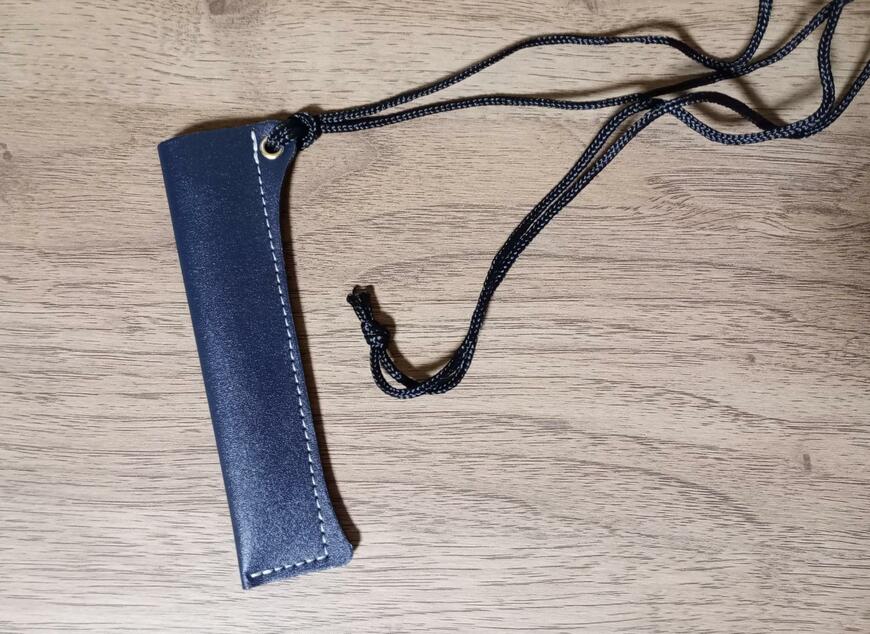 出所：筆者撮影（セリア、ペンホルダーストラップ レザー調）