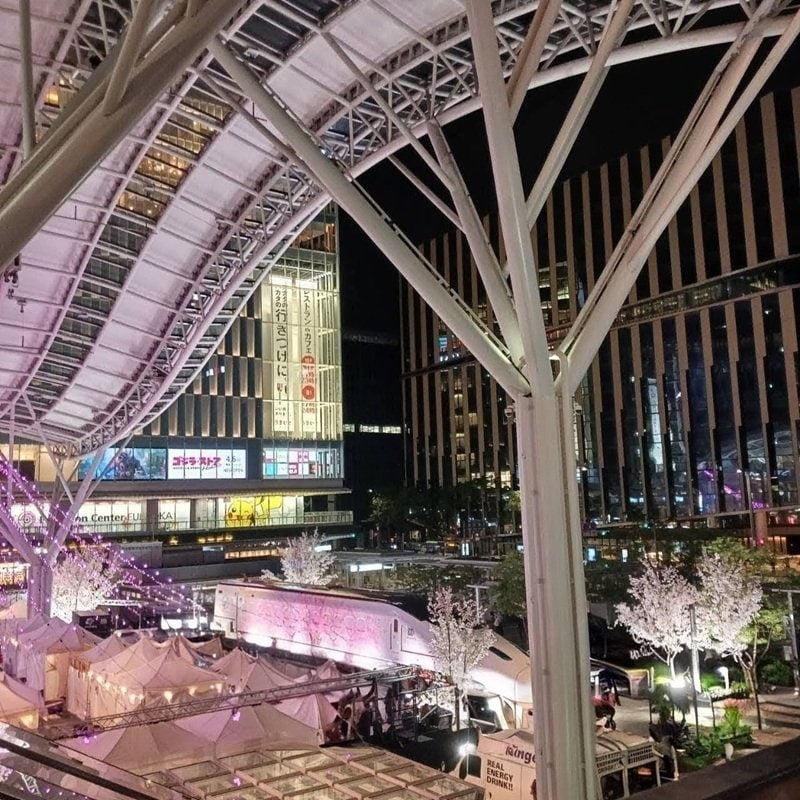 【夜間の写真】JR博多駅前広場「満開の桜が咲くつばめ」のライトアップ