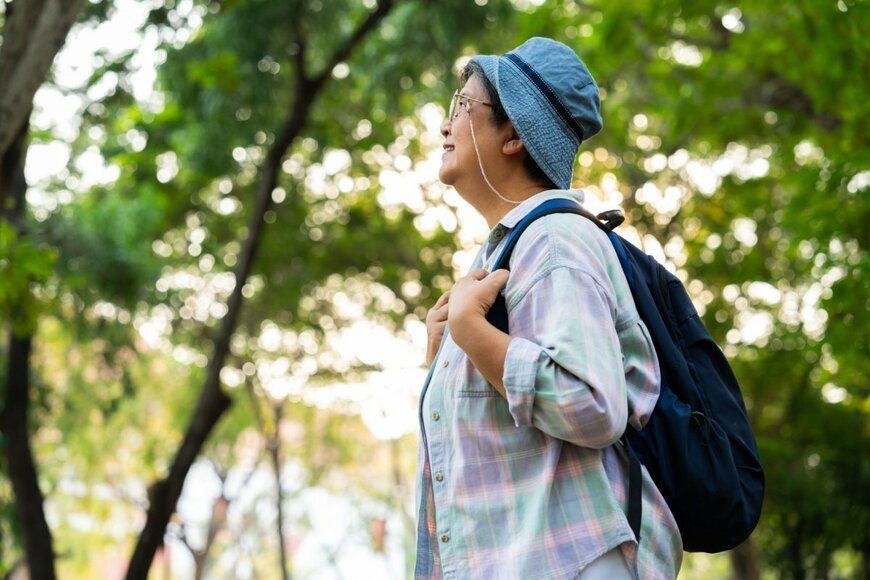 旅行を楽しむシニアの女性