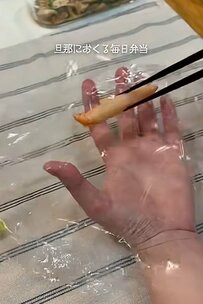 具はあえて外に出す！カニ風味の具材を使った【おにぎり弁当】の豪華なビジュアルが話題