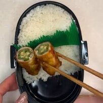 【自分弁当】星型オクラをカラフルにトッピング！可愛い断面の「肉巻き弁当」色鮮やかな副菜も美味しそう！