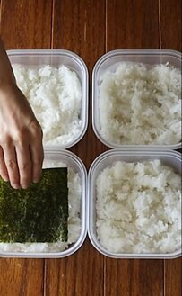 「え、目玉焼き2個ずつ！？」家族4人分でボリューム満点！ご飯のうえにぎっしり！惜しみなく盛り付けた「のっけ弁当」が話題