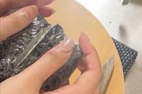 同棲中のパートナーに20分で作る「2種類のおにぎらず弁当」　美しい断面に思わず見惚れてしまう