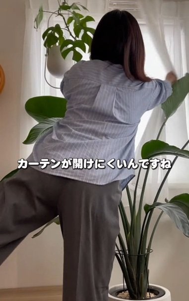 変身前の開けにくいカーテン