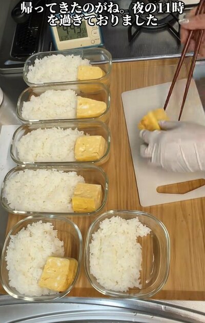 「ご飯」と「卵焼き」を詰めていきます
