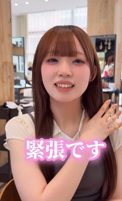 初めてのボブカットをオーダーする女性